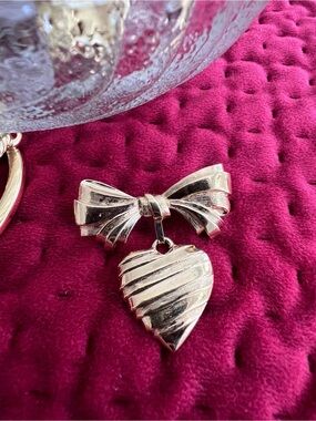 Vintage AVON Gold Bow & Heart Charm Brooch